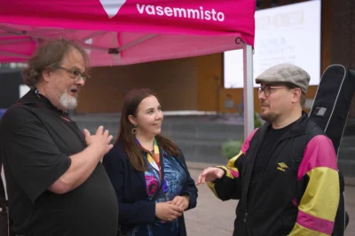 Maija Kuivalainenmkeskuselee toriteltalla.