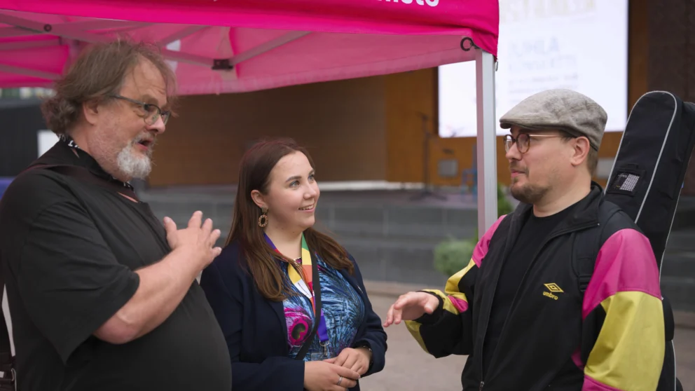 Maija Kuivalainenmkeskuselee toriteltalla.